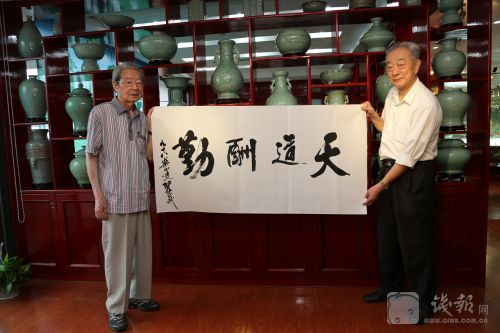 98岁的翟翕武（左） 去年参观“叶宏明古陶瓷陈列室”为叶宏明题词